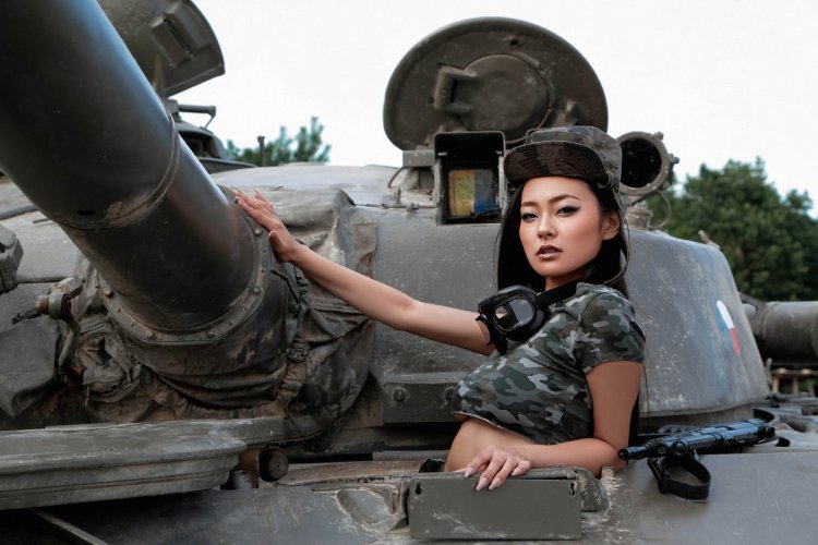 Rae Lil Black tenue militaire sexy sur un tank regarde la camera