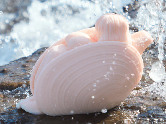 Visage de fille anime avec langue tirée sculpté sur le masturbateur hentai coquillage