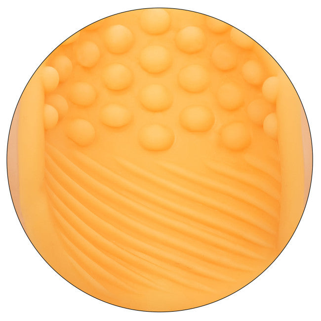 Gros plan sur la texture à reliefs du masturbateur double grip pour stimulation masculine