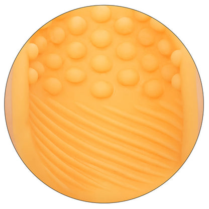 Gros plan sur la texture à reliefs du masturbateur double grip pour stimulation masculine