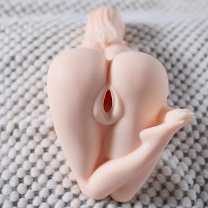 Postérieur généreux et courbes voluptueuses de la poupée sexuelle hentai haut de gamme petite poitrine ferme