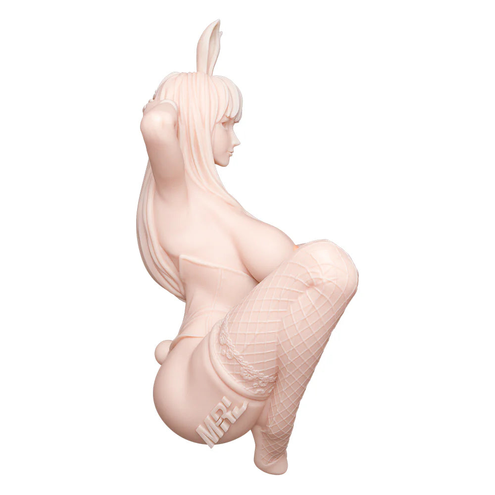 Vue de profil de la poupée hentai en silicone aux formes anime généreuses
