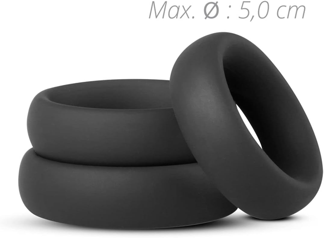 Cockring en silicone noir mesuré pour montrer le diamètre des trois anneaux