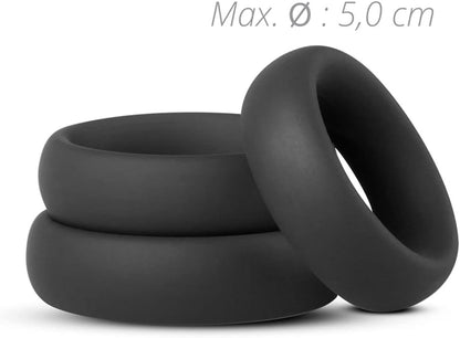 Cockring en silicone noir mesuré pour montrer le diamètre des trois anneaux