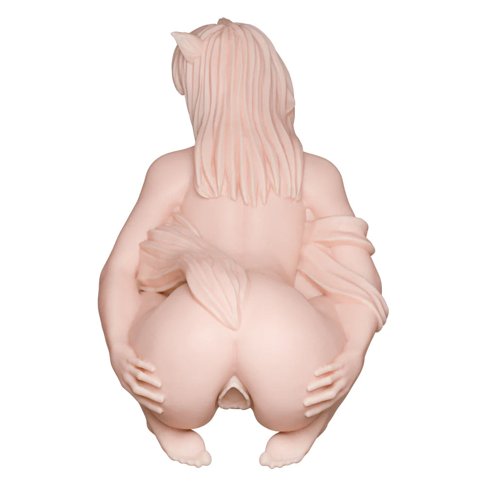 Vue de dos de la sex doll hentai fox girl avec sa queue de renarde et sa posture cambrée

