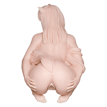 Vue de dos de la sex doll hentai fox girl avec sa queue de renarde et sa posture cambrée

