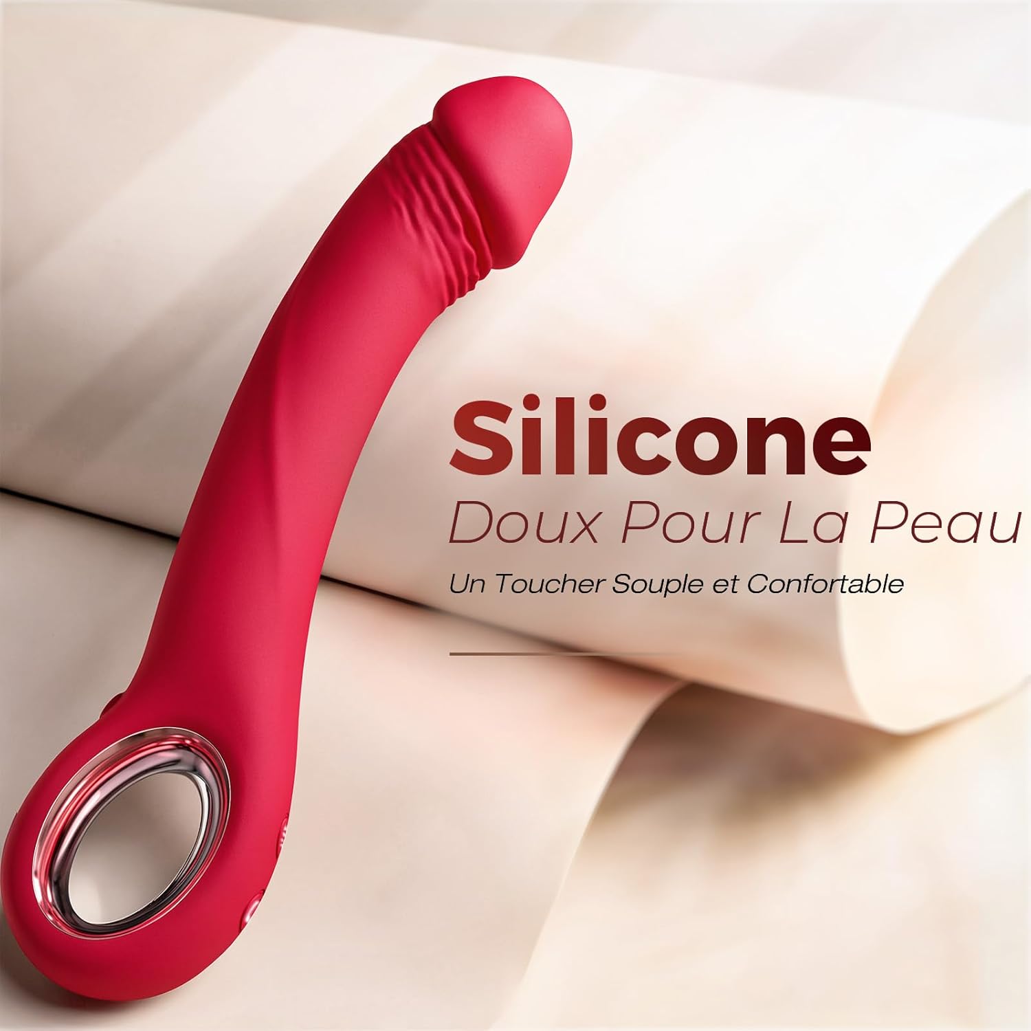 Vue en plongée gode courbé vibrant rouge avec emballage discret neutre ouvert