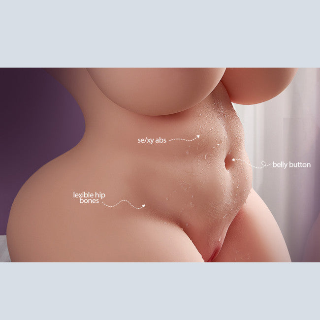 Nicki buste masturbateur en gros plan sur la texture douce du matériau TPE et le rendu naturel de la peau