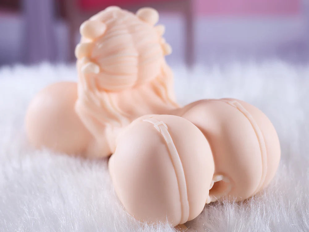 Vue arrière du buste sexuel hentai Fiona montrant l’anus serré et la courbe réaliste des fesses