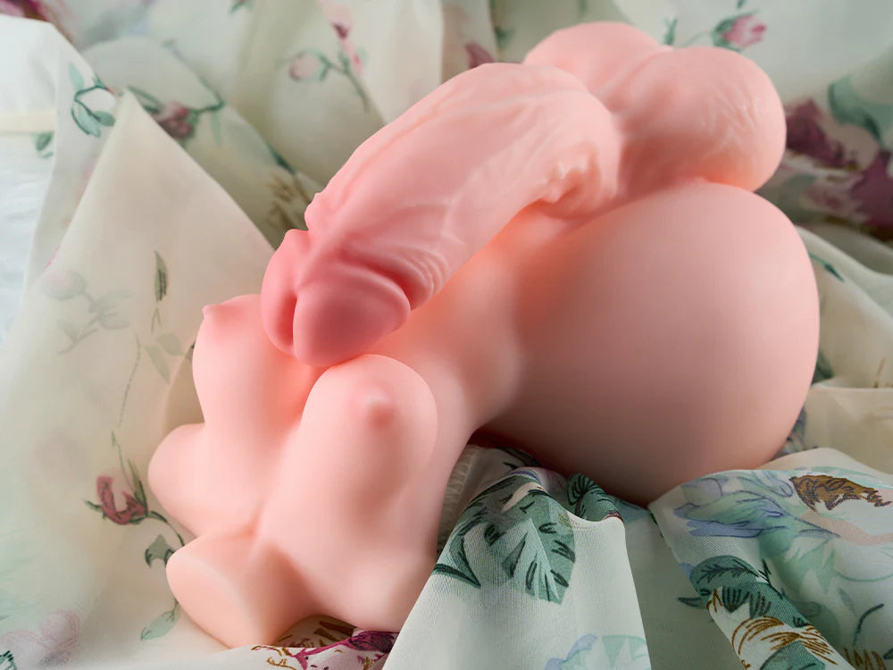 Poitrine douce et malléable de la sex doll hentai pour plaisir non pénétratif