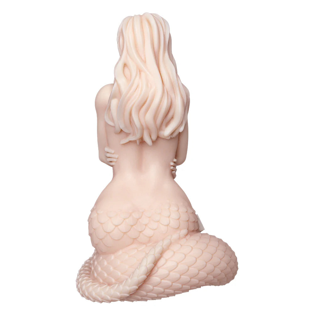 Vue arrière de la sex doll hentai mettant en valeur la finition de sa queue de serpent

