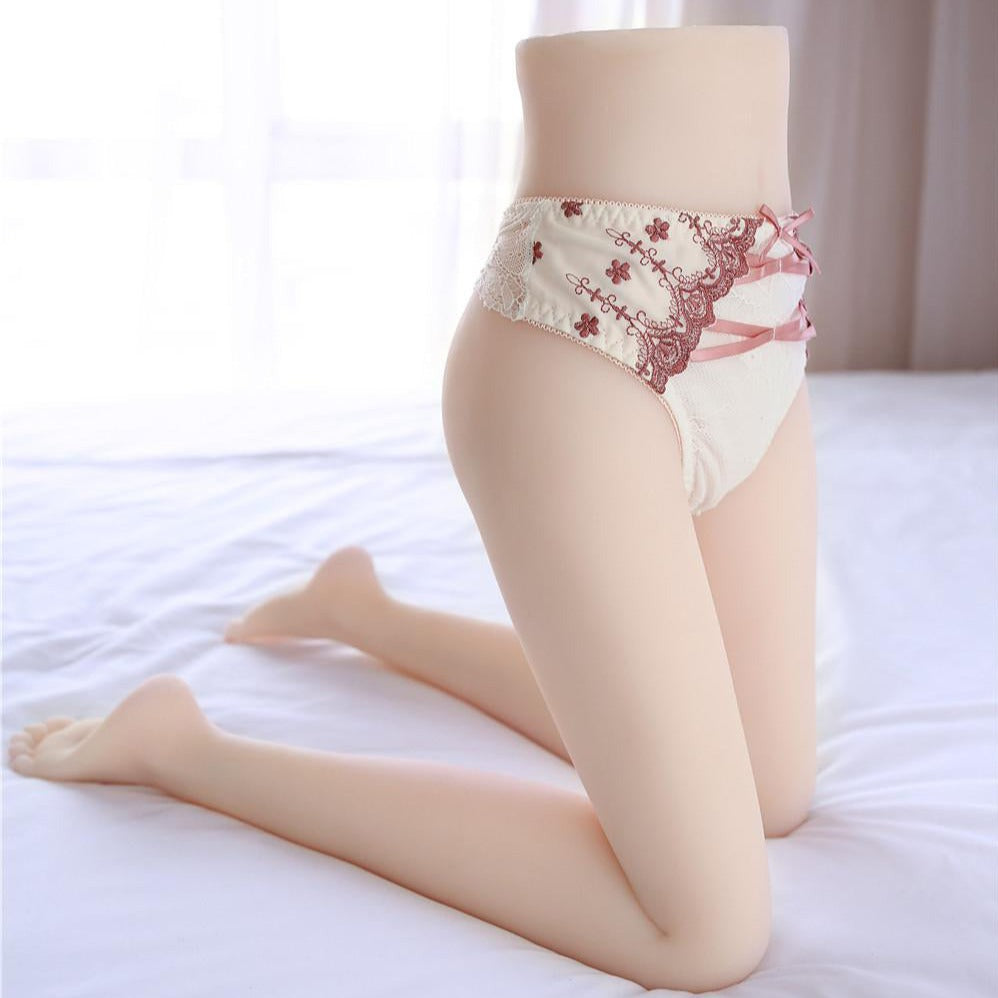 Sexdoll jambes en culotte blanche et rose sur un lit
